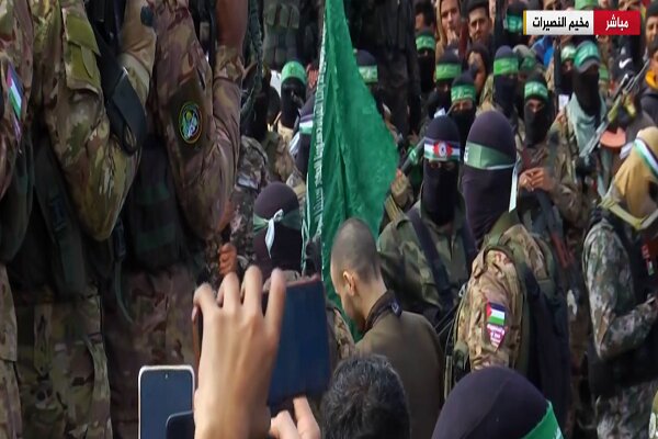 מסירת שבויים ישראלים לצלב האדום ולנשק מעל קרב קסאם+ סרט