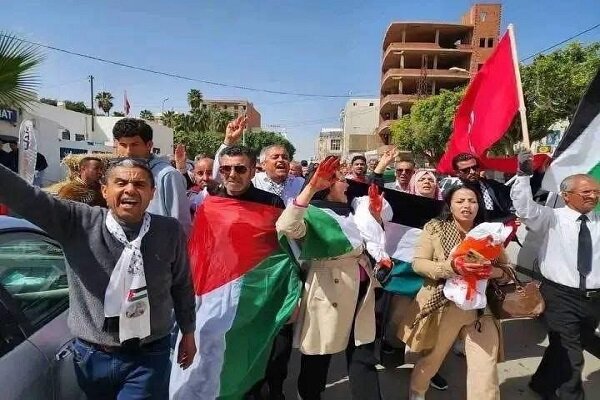 تجمع ضد جنگ مقابل سفارت آمریکا در تونس+ فیلم