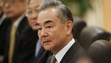 שר החוץ של סין: אנחנו לא מתכוונים להיכנס למשחק הנשק הגרעיני