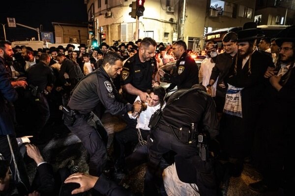 הפגנות בתל אביב: המשטרה של המשטר הציוני עצרה חרדים /הפגנות , חרדים , גיוס חובה , משטר ציוני , פוליטיקה