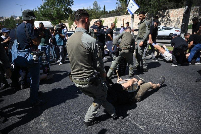 מפגינים ציונים חוסמים כבישים סמוך לגבול לבנון על רקע משבר כלכלי חמור /הפגנות , משטר ציוני , קריית שמונה , לבנון , משבר כלכלי