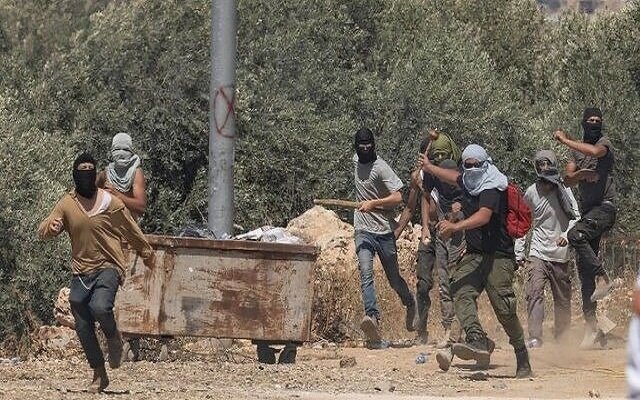 מתנחלים תקפו מסגד בשומרון והציתו את כניסתו /מתנחלים , מסגדים , שומרון , גדה המערבית , תקיפה