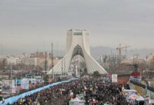 מיליוני אזרחים באיראן השתתפו בצעדות לציון יום השנה למהפכה האסלאמית /איראן , המהפכה האסלאמית , הפגנות המונים , היישות הציונית , טהראן