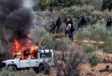 מתנחלים יהודים תוקפים פלסטינים ומציתים בתים בגדה המערבית /גדה המערבית , מתנחלים , פלסטינים , אלימות , התקפות