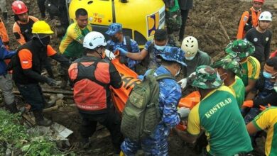 Landslide in Indonesia Leaves Dozens Dead Amid Heavy Rainfall /Indonesia , landslide , natural disaster , West Java , rescue operations