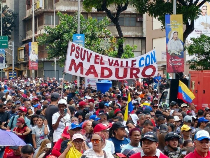 Venezuelan Supporters of Maduro Burn U.S. Flag in Caracas Protest /Venezuela , Nicolás Maduro , United States , Protest , Caracas