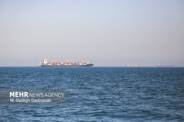Strait of Hormuz Shipping Traffic Plummets Amid Escalating Tensions /Strait of Hormuz , maritime traffic , shipping , Persian Gulf , energy supply