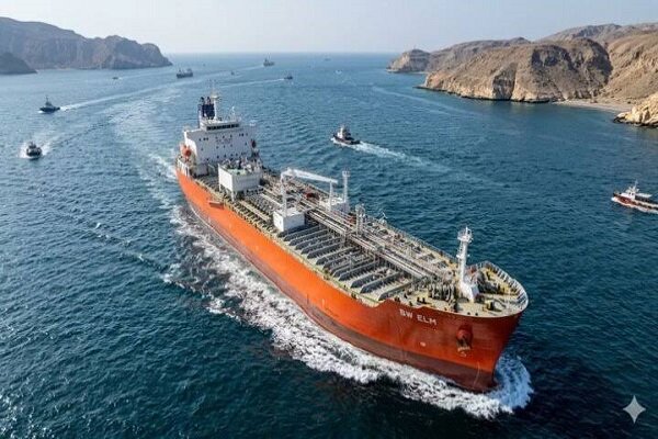 Qatari LNG Tanker Struck by Projectile in Strait of Hormuz, Bloomberg Claims /Strait of Hormuz , LNG tanker , Qatar , Bloomberg , maritime security