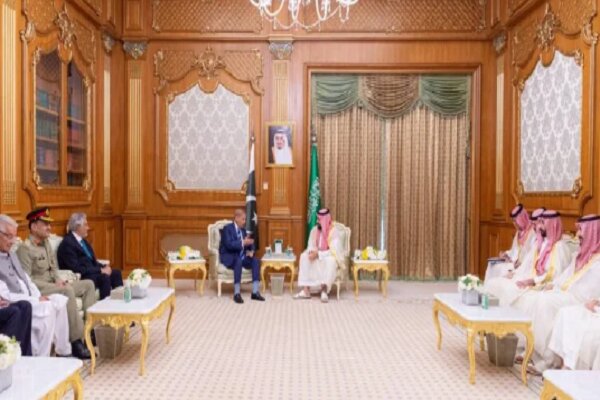 Pakistan PM Shahbaz Sharif Holds Talks with Saudi Crown Prince in Mecca /Shahbaz Sharif , Mohammed bin Salman , Saudi Arabia , Pakistan , Mecca Agreement