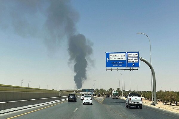 Massive Smoke Plume Erupts Near Riyadh Airport Following Alleged Yemeni Strike /Riyadh Airport , Yemen , Saudi Arabia , King Khalid International Airport , Air Strike
