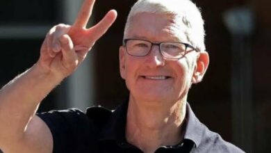 Apple CEO Tim Cook Signals Optimism with Peace Gesture /Tim Cook , Apple , technology , CEO , peace sign
