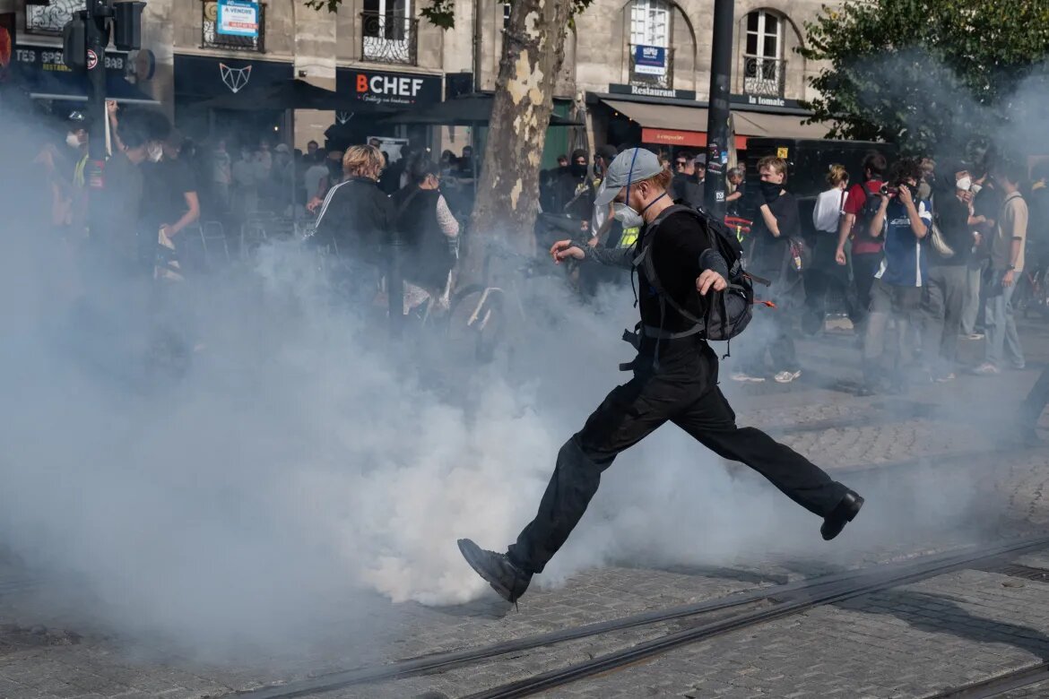 Protesters Burn Israeli and US Flags During Cost of Living Rallies in Lyon /France protests , Lyon demonstrations , cost of living France , Israeli flag burned , US flag burned Lyon