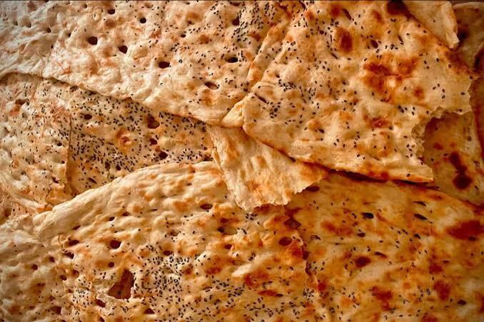عرضه آزمایشی نان سنگک به صورت وزنی در تهران؛ نانوا و مردم از یارانه نان ناراضی هستند