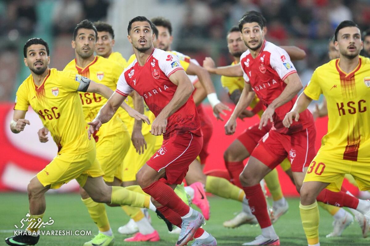 شکست پرسپولیس مقابل فولاد؛ صدرنشینی سرخ‌پوشان حفظ شد
