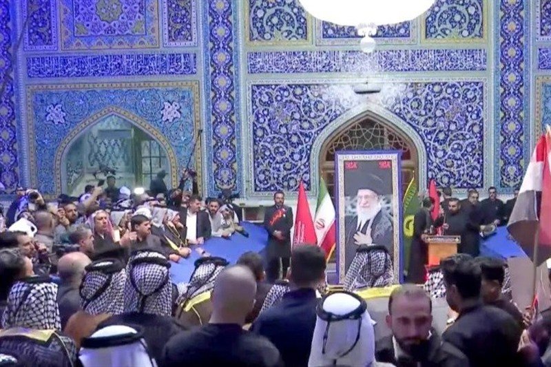 «لبیک یا خامنه‌ای» در دارالذکر؛ عهد دوباره عراقی‌ها در حرم امام رضا(ع)