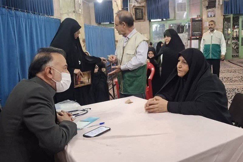 ویزیت رایگان 130 بیمار در دو مرحله طرح سلامت رضوی در محله‌های ورامین