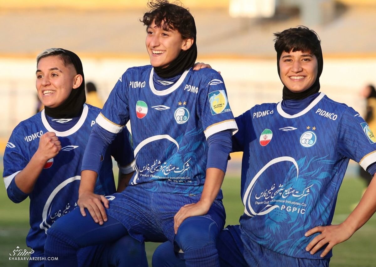 استقلال با پوستر فیلم «درخشش» به استقبال دربی پایتخت رفت ⚽