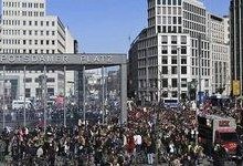 آلمان: هزاران نفر علیه هزینه‌های زندگی و خدمت سربازی اجباری تظاهرات کردند