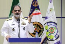 دریادار ایرانی: با تجهیزات ساخت ایران پیام صلح و دوستی را به سراسر جهان میرسانیم