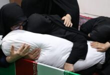 وداع خانواده شهید مدافع حرم «آقا عبداللهی» با او در معراج شهدا + عکس