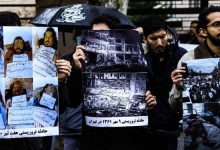دانشجویان و خانواده شهدای ترور در اعتراض به حکم دادگاه حمید نوری تجمع کردند