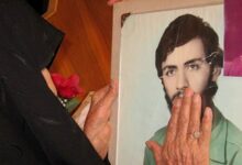 یک سنگ قبر و یک قاب، سنگ صبور مادران شهدا
