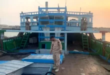 توقیف یک فروند شناور و ۴ مشک حاوی ۵۰۰ هزار لیتر سوخت قاچاق در هرمزگان