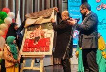 رونمایی از تابلو "دختر کاپشن صورتی" در همدان