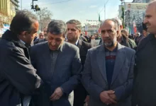 فتاح در جمع راهپیمایان حاضر شد