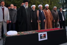 اقامه نماز رهبر انقلاب بر پیکر آیتالله امامیکاشانی