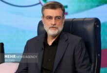 قاضیزاده هاشمی: حقوق کارمندان و کارگران به وسط ماه هم نمیرسد