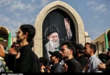 قابی ماندگار از پیکر مطهر رهبر شهید در مصلی امام خمینی(ره)