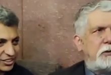 حواشی مراسم ختم اکبر عبدی؛ بوسیدن دست وزیر فرهنگ توسط عادل فردوسی‌پور