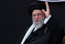 آیت‌الله سبحانی نماز را بر پیکر امام شهید انقلاب اقامه می‌کند