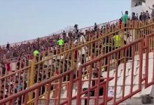 تشویق علی دایی توسط هواداران پرسپولیس در حاشیه بازی با شمس آذر