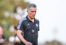 اعتراض علیرضا محمد به بلندی چمن ورزشگاه سردار آزادگان پیش از دیدار پرسپولیس