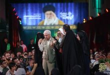 اهدای عبای رهبر شهید انقلاب به حاج صادق آهنگران توسط خسروپناه