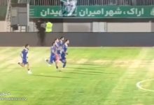 بختیاری‌زاده بازیکنان نیمکت‌نشین آلومینیوم را در پایان بازی با استقلال به دوید