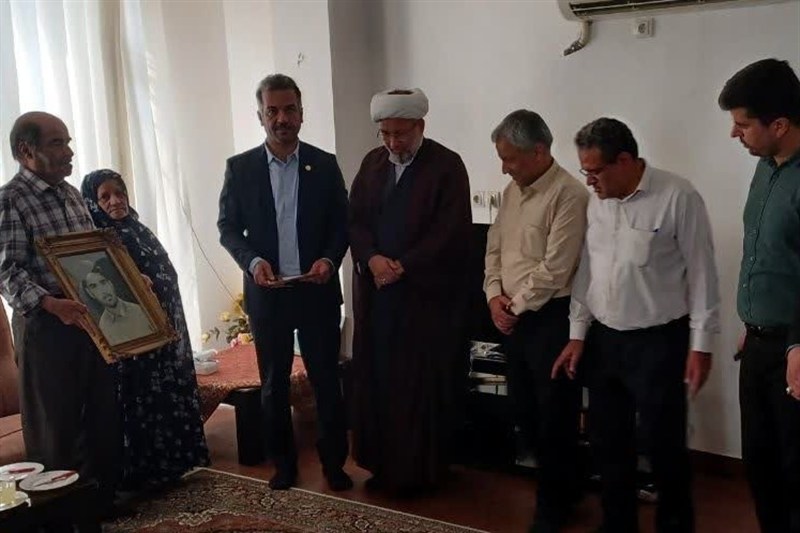 تجلیل مدیرکل شیلات استان بوشهر از خانواده شهید