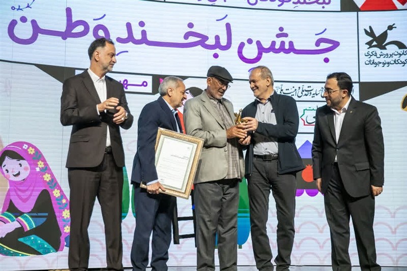 تجلیل رئیس‌جمهور ازمرد کتابخانه‌های سیار کانون پرورش فکری کودکان