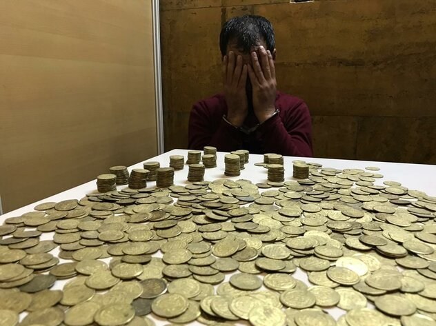 ناکامی قاچاقچی سکه‌های عتیقه در ایستگاه مترو شیراز
