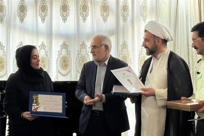 اهدای مدرک دانشآموختگی به خانواده دانشجوی شهید «عزیز سیفی آوارسین» / اخبار سیاسی روز , اخبار حوزه علمیه و دانشگاه