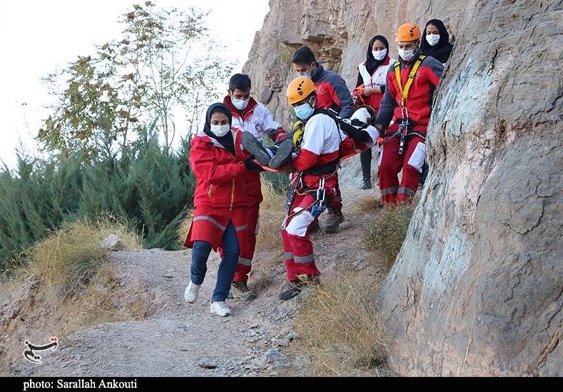 امدادگران هلال‌احمر 2 فرد گرفتار در ارتفاعات بنه‌کوه را نجات دادند