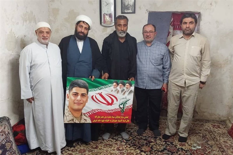دیدار نماینده رهبر انقلاب با خانواده سرباز شهید در اهواز / اخبار خوزستان - اخبار استانها