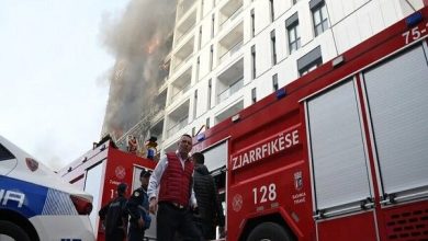 اعتراضات به آلبانی هم رسید؛ آتشسوزی در وزارت آموزش